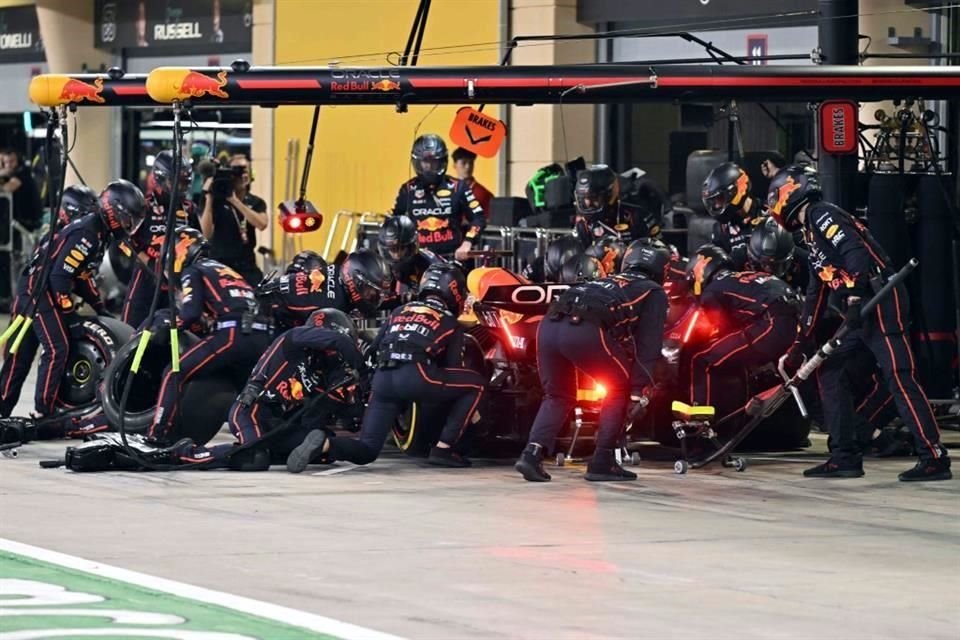 Max Verstappen la pasó mal en pits.