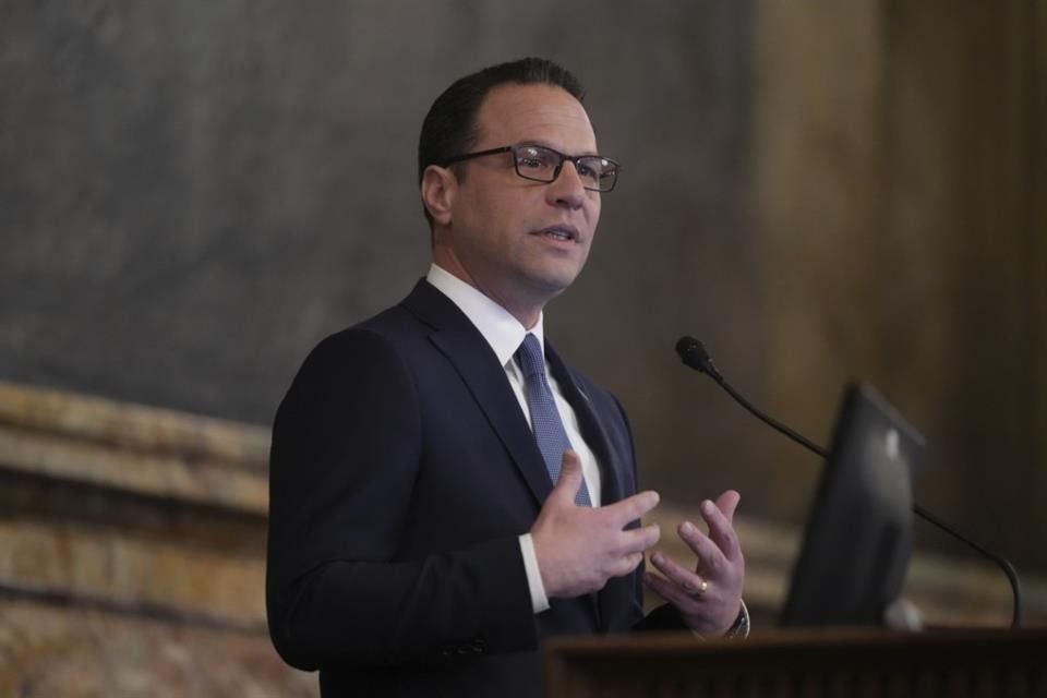 El Gobernador de Pensilvania Josh Shapiro da un discurso en el Capitolio del estado, el 4 de febrero de 2025.
