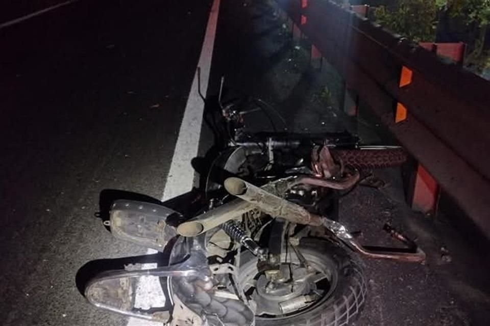 A las 04:50 las autoridades recibieron el reporte de otro accidente de motociclista en la Autopista a Zapotlanejo.