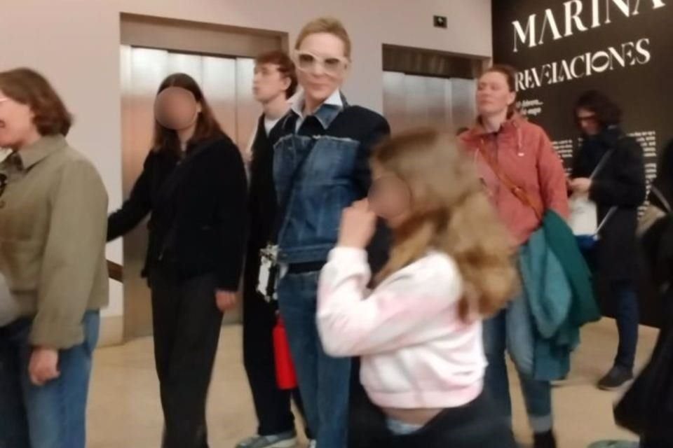 La actriz Cate Blanchett se encuentra de visita en Madrid, España, donde asistió con su familia al Museo Nacional Thyssen-Bornemisza.