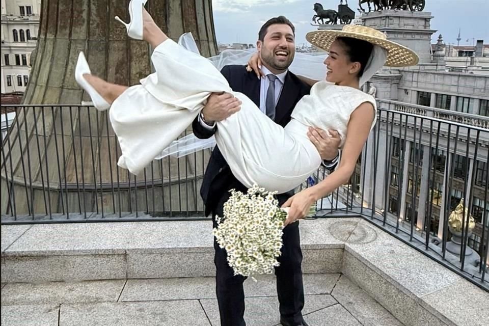 Nader Shoueiry carga a su esposa al contraer nupcias en Madrid.