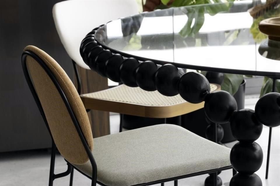 La mesa Miçangas está hecha de esferas de madera maciza cuidadosamente alineadas con un tablero de cristal translúcido.