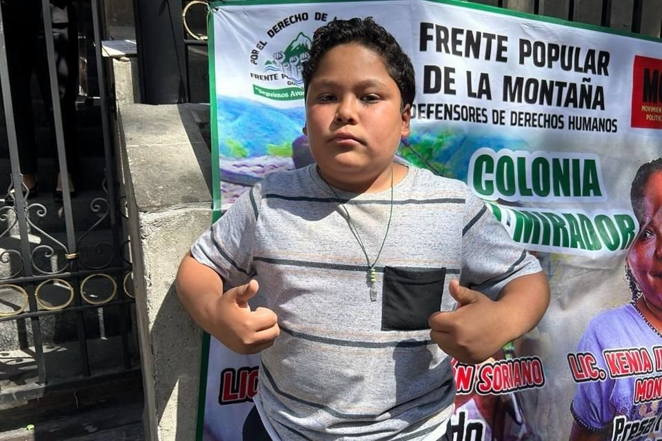 Joel Hernández, de 12 años de edad, pidió al subsecretario de Gobernación, Arturo Medina, revisar el caso de su madre, la abogada Kenia Hernández, quien fue detenida en 2020 y enfrenta nueve cargos.