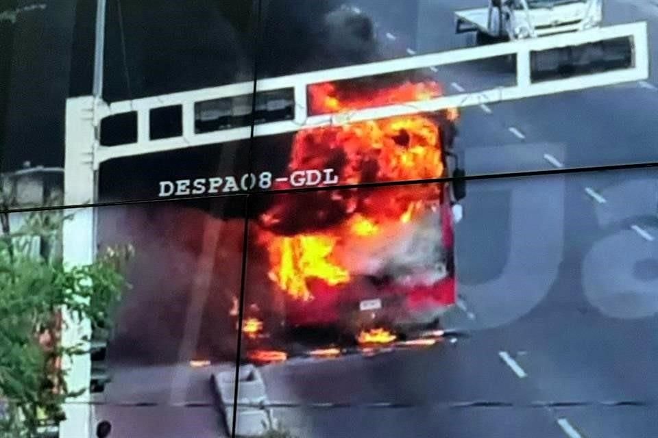 Un urbano terminó calcinado en Calzada Independencia.