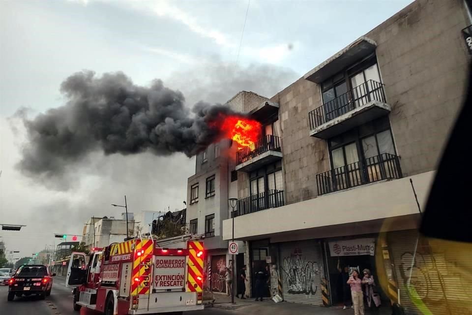 El incendio en departamento sucedió en la Avenida Enrique Díaz de León, cerca de la Calle Independencia.