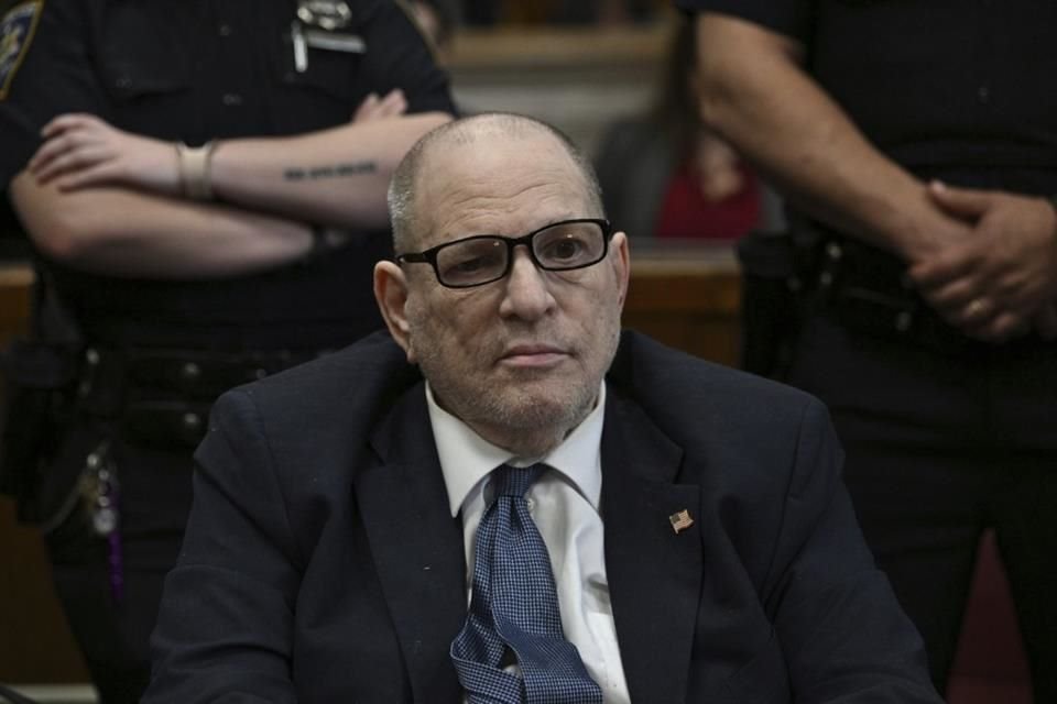 Harvey Weinstein pidió salir de Rikers y ser trasladado al Hospital Bellevue por su frágil salud durante nuevo juicio penal en Nueva York.