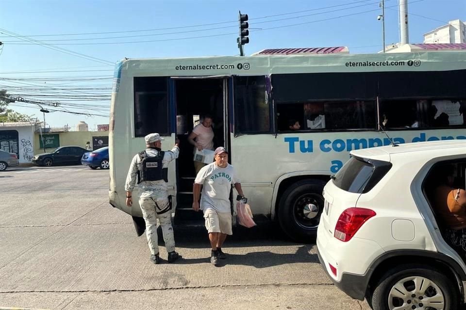 Elementos de la Guardia Nacional en apoyo a rutas de transporte.
