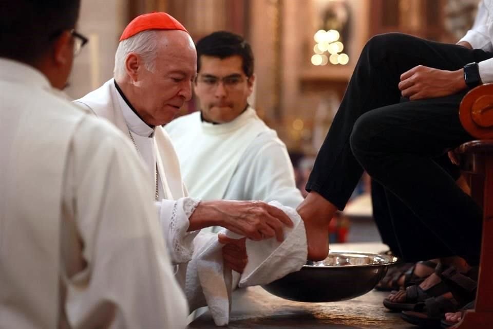 El Arzobispo Aguiar Retes durante el lavatorio de pies celebrado el año pasado en la Catedral Metropolitana.