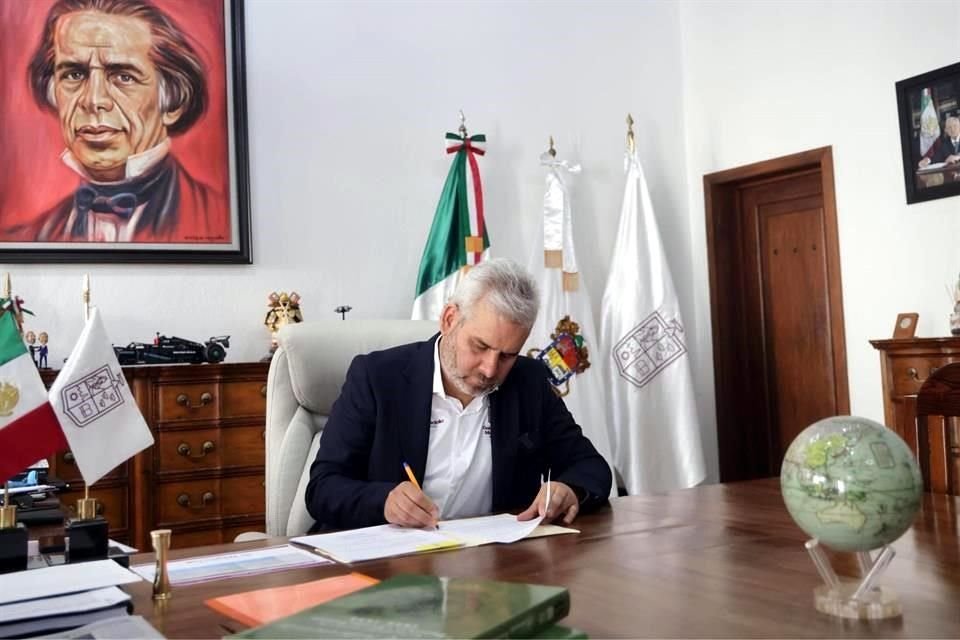 El Gobernador de Michoacán, Alfredo Ramírez Bedolla firmó y publicó el decreto que prohíbe la reproducción de música que promueva la apología del delito en eventos públicos en este Estado.