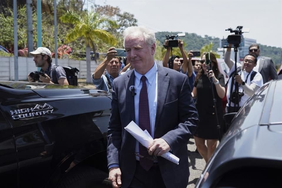 El senador de Maryland Chris Van Hollen luego de hablar con la prensa en La Libertad, El Salvador, el 16 de abril del 2025.