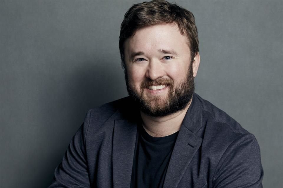 El actor Haley Joel Osment, famoso por la película 'Sexto Sentido', fue arrestado por andar intoxicado y posesión de sustancias en un resort.