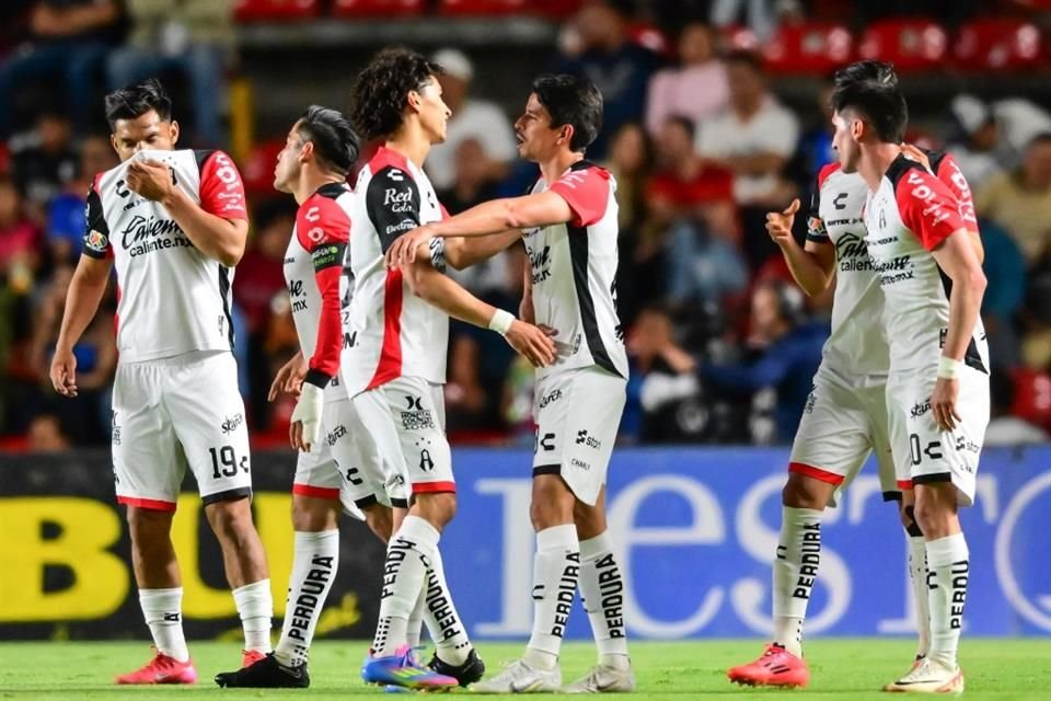 Atlas venció 2-1 a Gallos Blancos, con gol de Uros Durdevic en el tiempo añadido, y dejó fuera de la pelea por el Play-In al Querétaro.