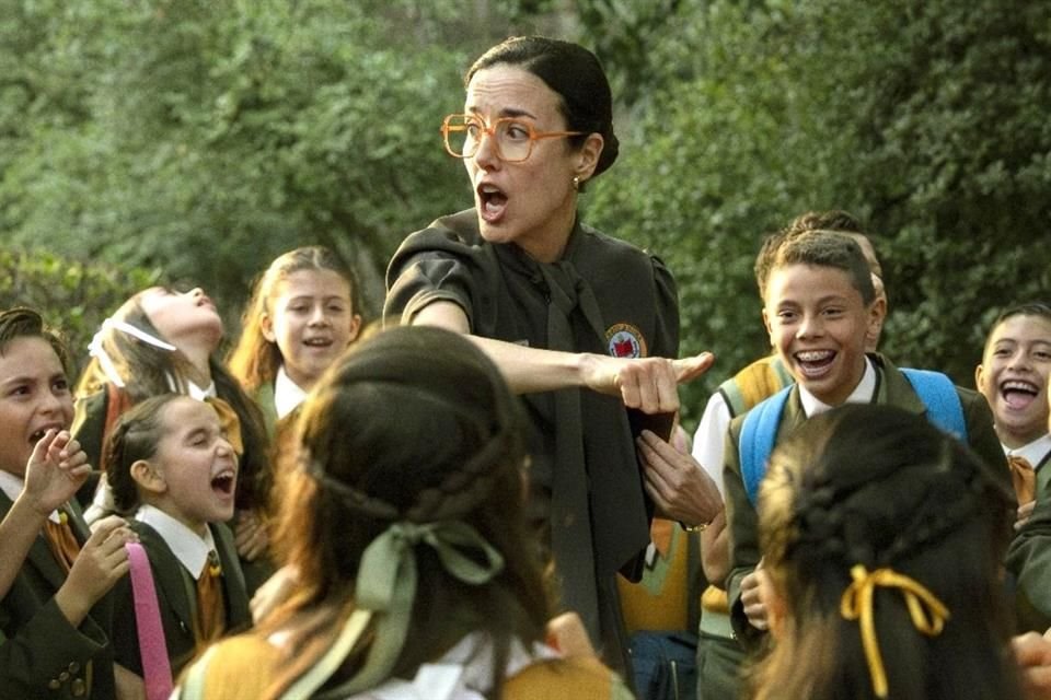 La serie Serpientes y Escaleras, de Manolo Caro, se estrena el 14 de mayo en Netflix, abordando con humor contradicciones de la clase alta.