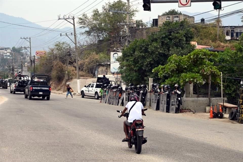 Policías estatales y guardia nacionales vigilan en la zona.