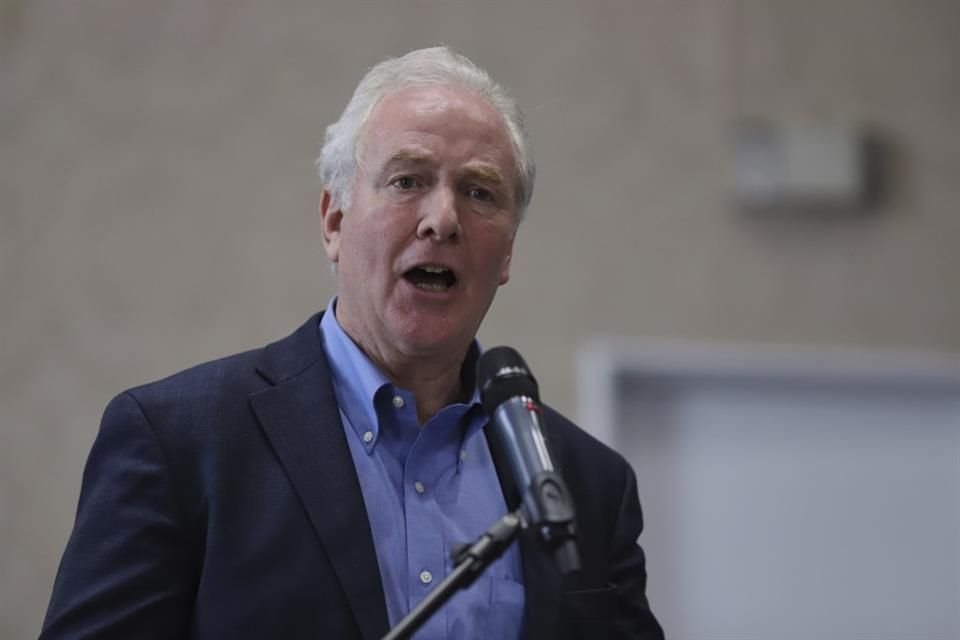 El senador Chris Van Hollen habla con la prensa en San Salvador, el 17 de abril del 2025.