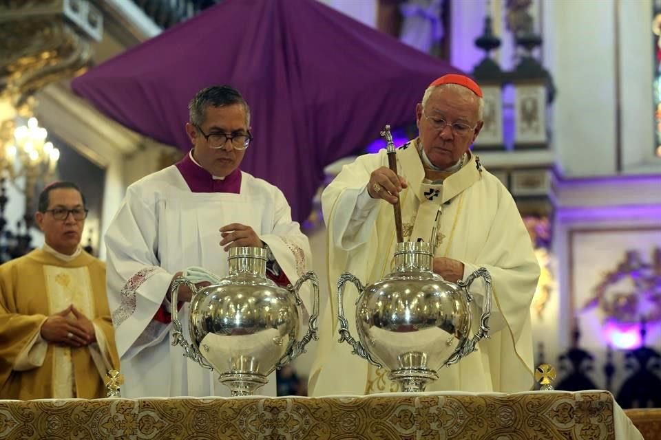 José Francisco Robles Ortega, Cardenal de Guadalajara, oficia Misa Crismal por Jueves Santo.