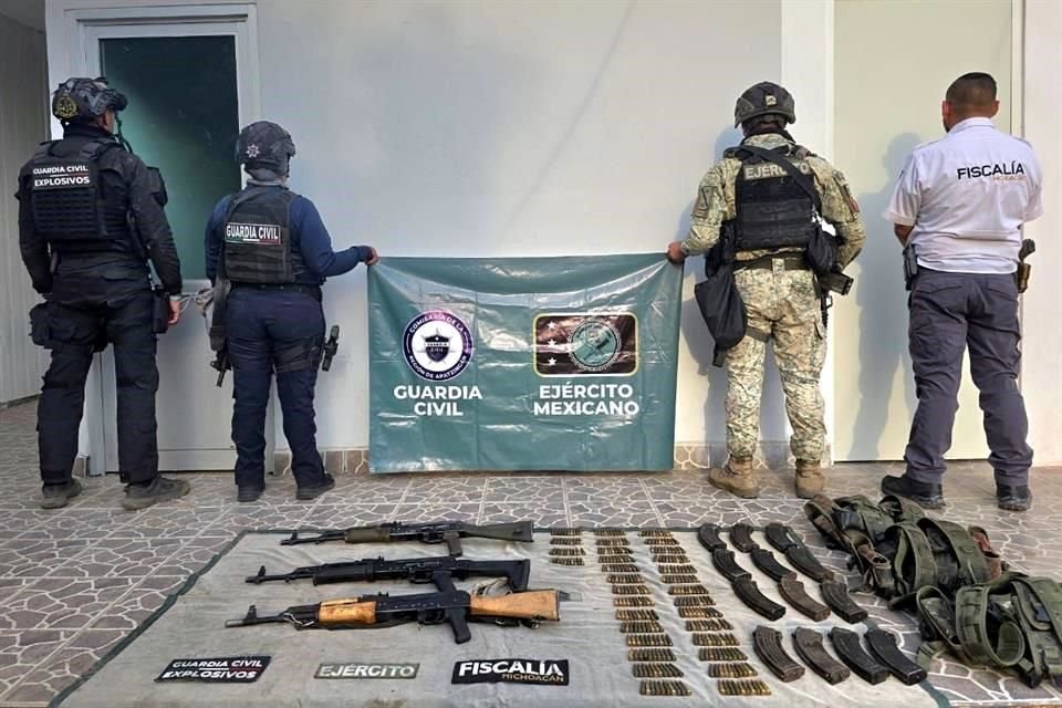 En el lugar de los hechos fueron asegurados cuatro fusiles de asalto, cargadores, cartuchos y dos chalecos tácticos. 