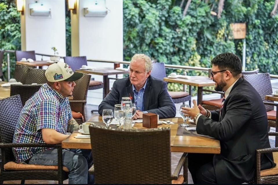 El senador de Maryland, Chris Van Hollen, se reunió con Kilmar Ábrego García, deportado por error a El Salvador.