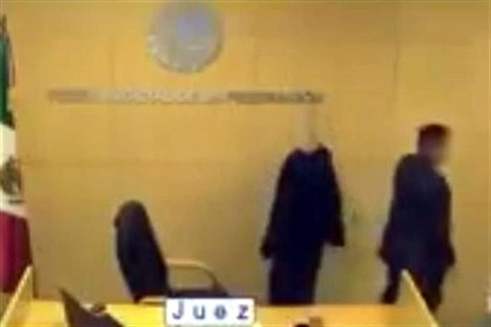 En señal de protesta contra la reforma judicial que posibilitará la elección popular de miembros del Poder Judicial Federal, un Juez de Control en Colima colgó su toga tras concluir una audiencia.