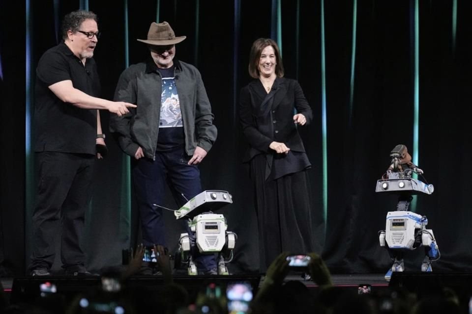 Directores de Star Wars presentan droides utilizados en películas.