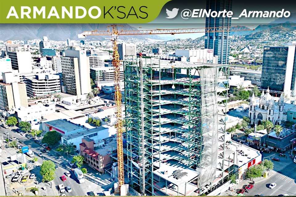La estructura metálica de 13 pisos que está en el cruce de las avenidas Padre Mier y Cuauhtémoc, en el Centro de Monterrey.