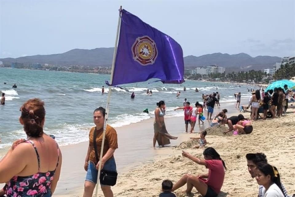 Playas de Puerto Vallarta y  Nayarit han izado banderas rojas y moradas que impiden el ingreso al mar.
