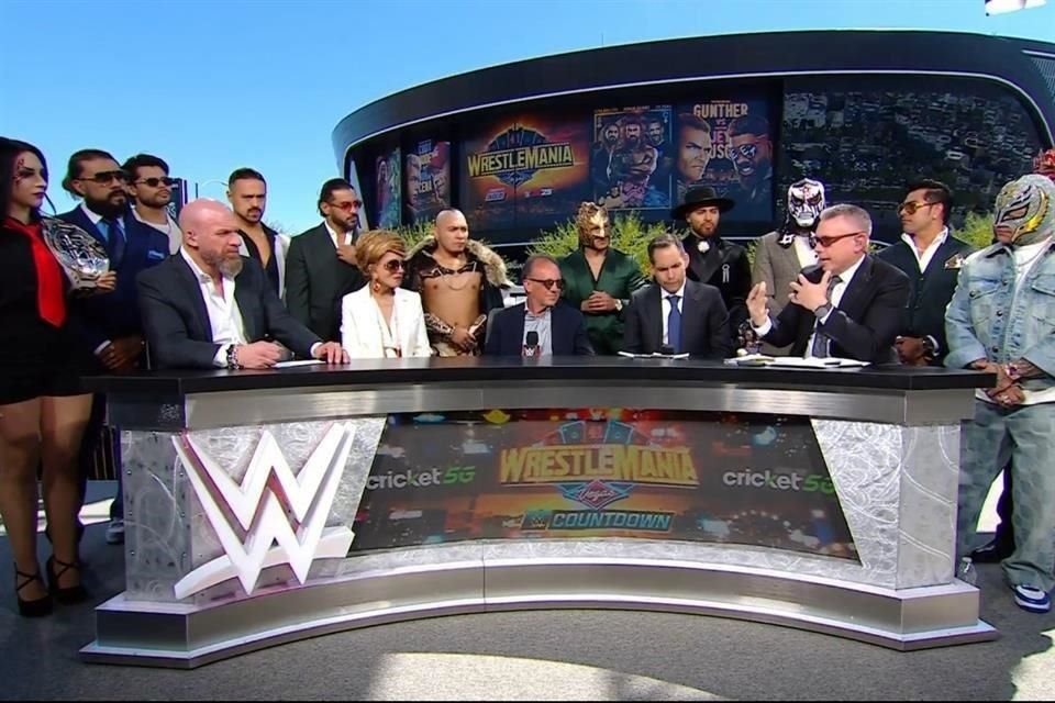 Directivos de WWE y AAA, junto con los luchadores latinos, hicieron oficial el anuncio de adquisición.