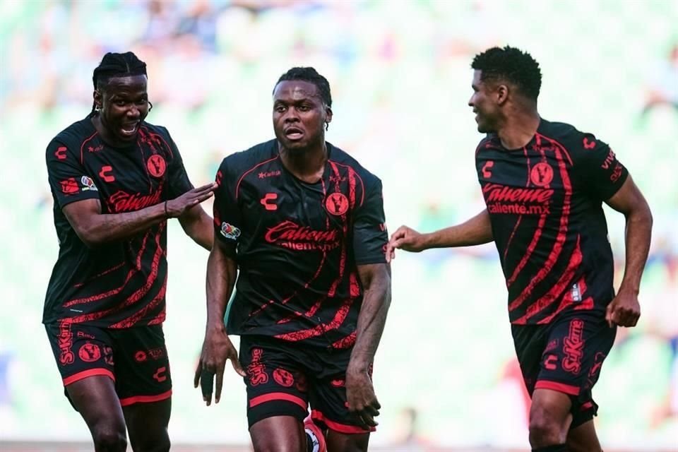 Frank Boya celebra el 1-0 de Xolos.