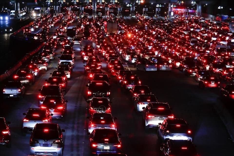 Luego de varias horas, la autopista México-Cuernavaca continúa con intensa carga vehicular hacia la CDMX tras vacaciones por Semana Santa.