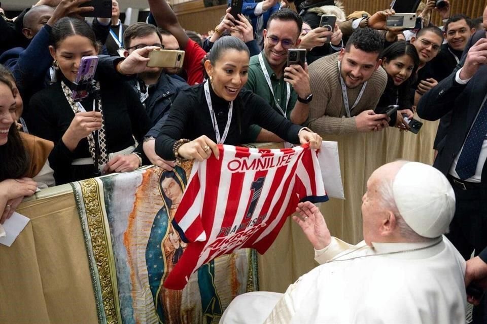 El Guadalajara fue el último club que le regaló una camiseta del futbol mexicano al Papa Francisco.