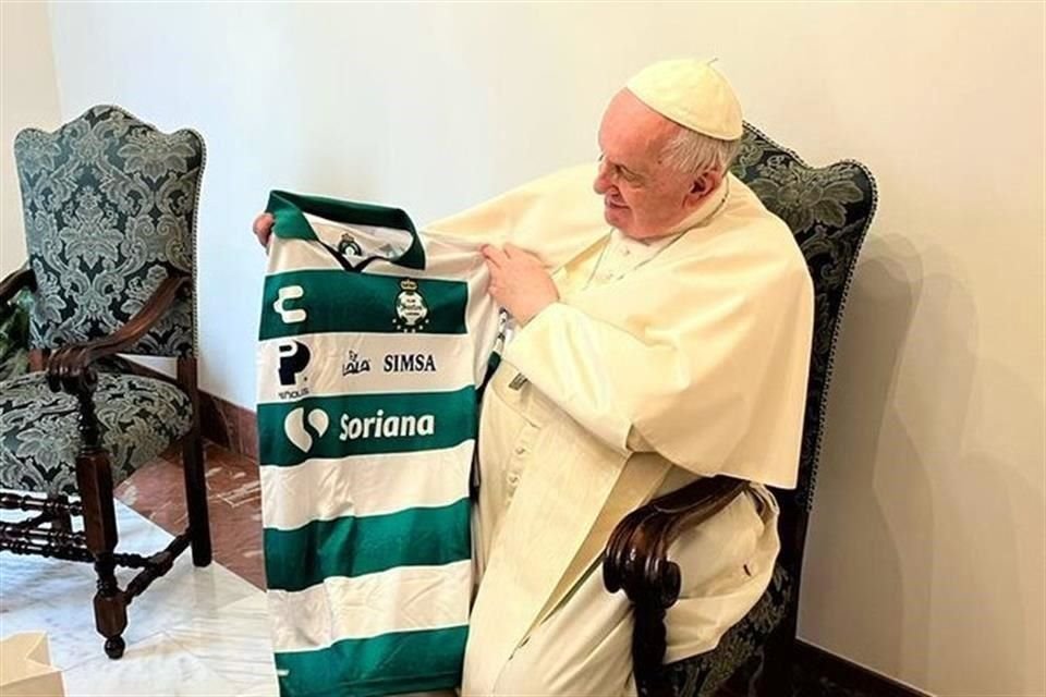 Santos, Atlas, Rayados, Tigres, Cruz Azul y Pumas son algunos de los jerseys de clubes mexicanos que el Papa Francisco coleccionó.