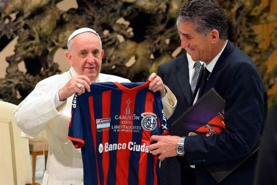 El Papa Francisco recibió a San Lorenzo cuando ganaron la Copa Libertadores 2014 y el club le regaló una camiseta trayendo consigo el trofeo continental.