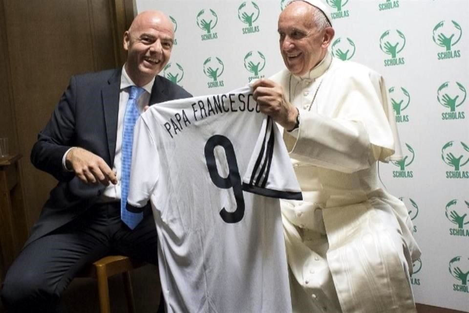 Gianni Infantino, presidente de la FIFA, expresó sus condolencias por el deceso del Papa Francisco y el mundo del futbol también ha expresado su luto por la noticia.