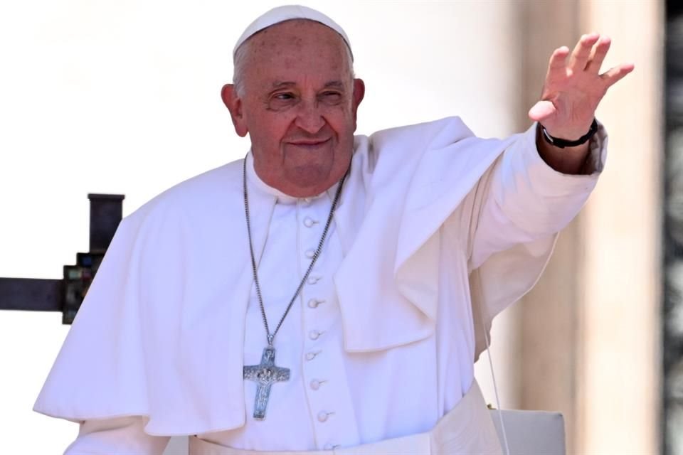 El Papa Francisco saluda a la audiencia mientras asiste a un evento en la Plaza de San Pedro, en Roma, Italia, el 26 de mayo de 2024.