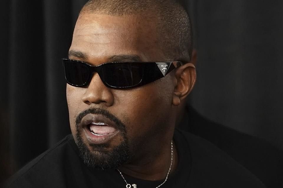 Asegura Kanye West en redes sociales que tuvo una relación incestuosa con su primo, quien lo abusó sexualmente, cuando eran niños.