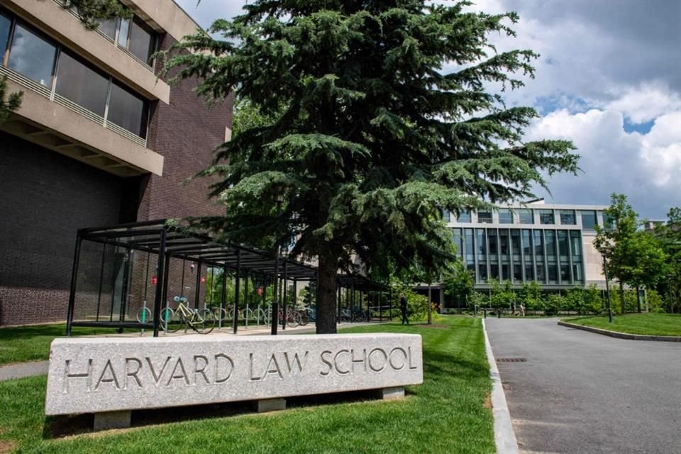 La universidad más rica de EU calificó como 'ilegales' varias de las exigencias de Trump.