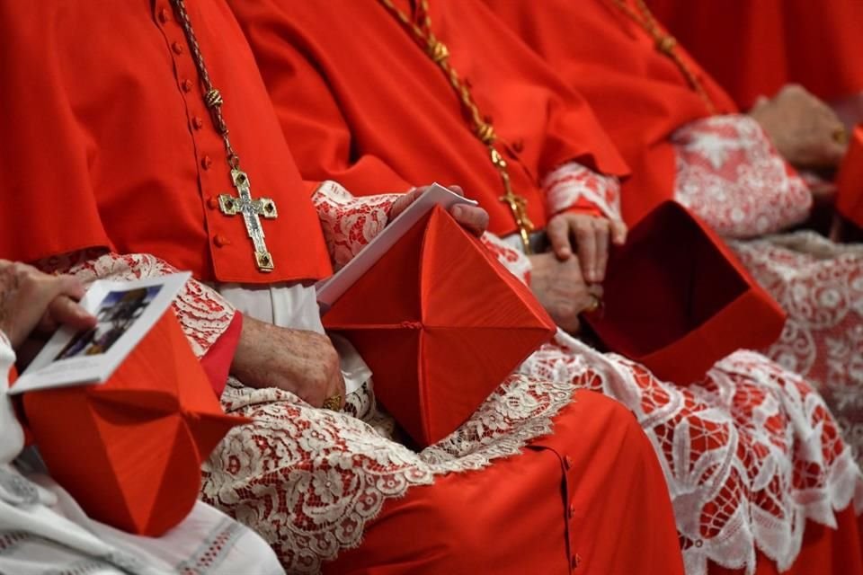 Vaticano anunció que, por salud, 2 cardenales, no formarán parte del Cónclave, por lo que número de purpurados que votarán cayó a 133.