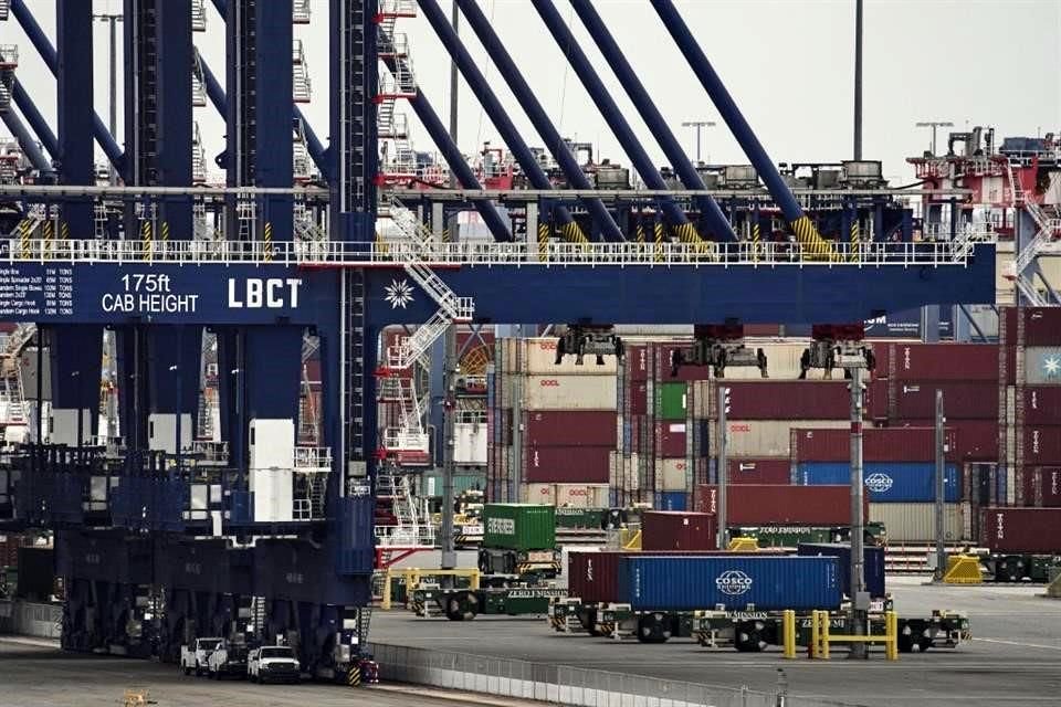 La terminal de contenedores del Puerto de Long Beach, en California, muestra menos movimiento por motivo de la guerra comercial de Trump con China.
