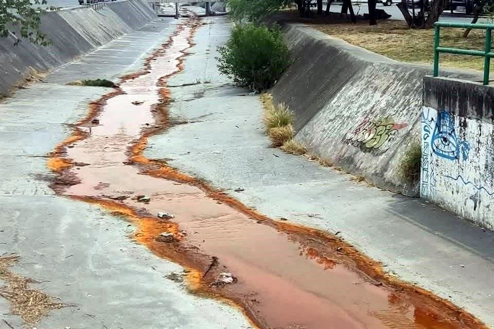 Tras el incidente en Ternium, sustancias de color rojizo se derramaron hacia el Arroyo La Talaverna.