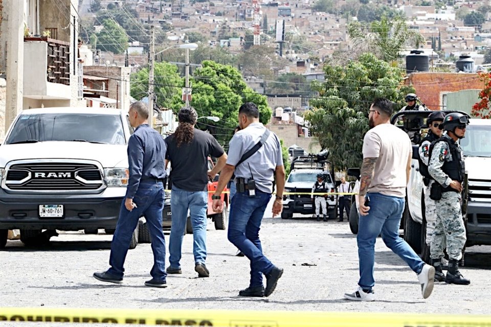 Luego de que cometieron al menos cinco homicidios y un robo de vehículo, en Tlaquepaque, cinco jóvenes son buscados por las autoridades.