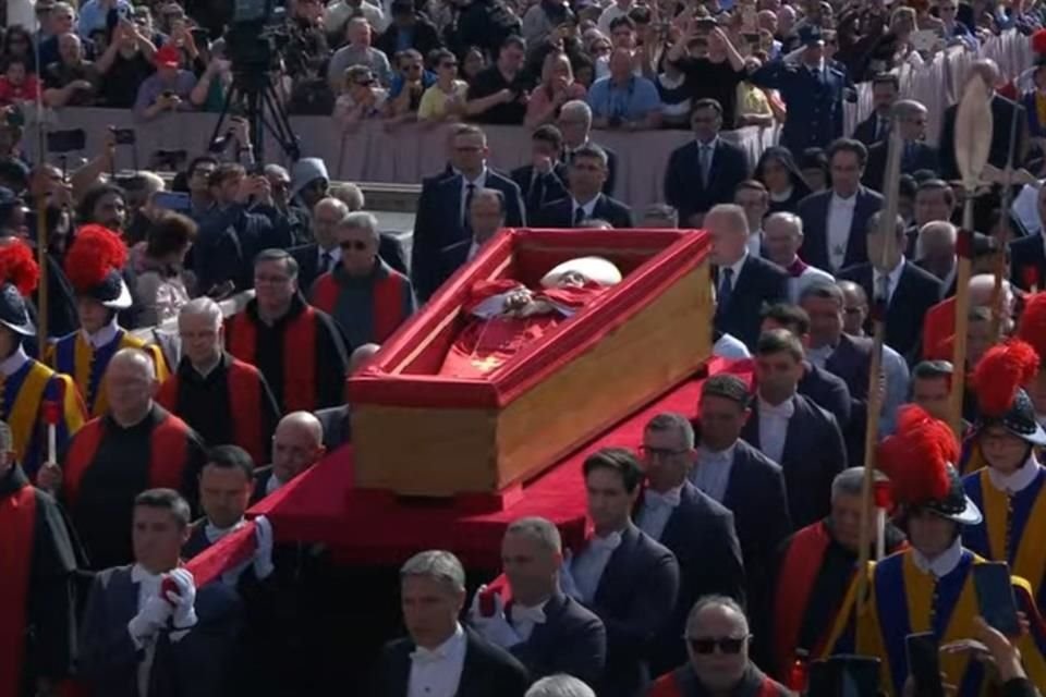 El féretro del Papa Francisco fue trasladado de su residencia a la Basílica de San Pedro, para que fieles católicos puedan rendir homenaje.