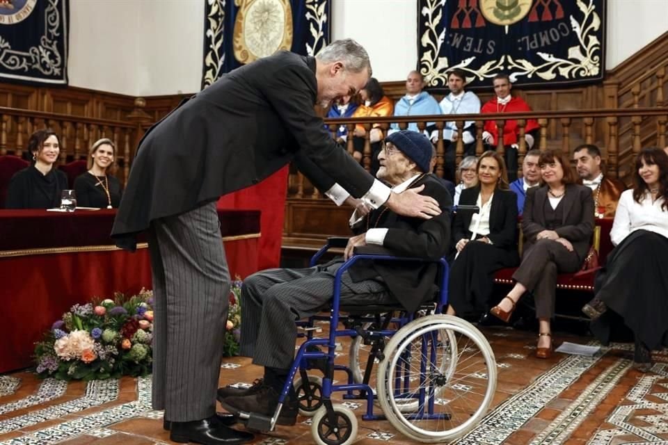 El rey Felipe VI destacó la ironía y el humor en la obra de Álvaro Pombo al honrarlo durante la ceremonia del Cervantes.