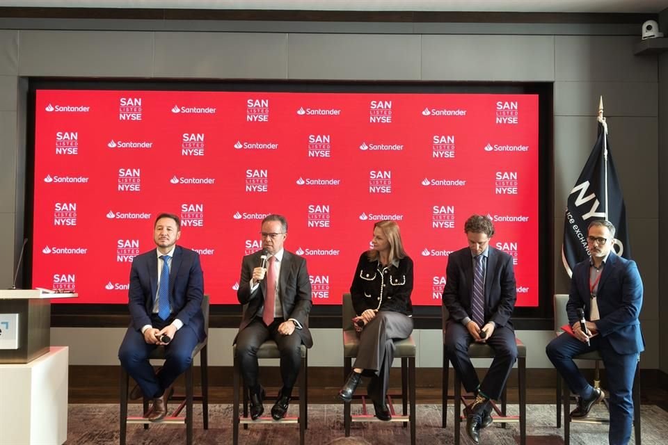 Barra de economistas latinoamericanos de Banco Santander durante una exposición en Nueva York.