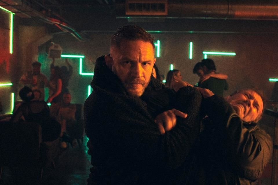 Tom Hardy protagoniza 'Estragos', la nueva película de acción del cineasta Gareth Evans, que estrena este 25 de abril por Netflix.