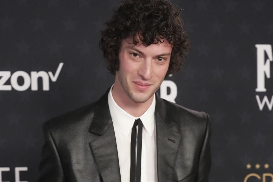 El actor Dominic Sessa, famoso por 'Los Que Se Quedan', dará vida al chef y escritor Anthony Bourdain en un biofilme.
