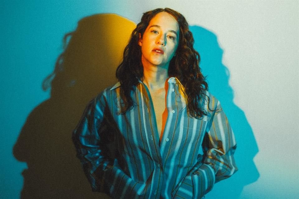 La cantante Ximena Sariñana estrena este miércoles el EP 'Rompe', que muestra su versión más alternativa, mientras realiza una  gira por EU.