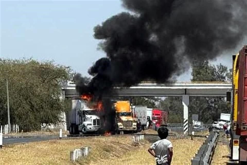 En Jalisco hubo seis vehículos de carga quemados en la autopista Guadalajara-Morelia, a la altura de La Barca.