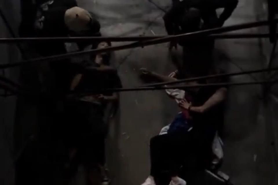 Las imágenes mostraron a dos jóvenes en el suelo, visiblemente heridos, mientras otros pedían ayuda desesperadamente.
