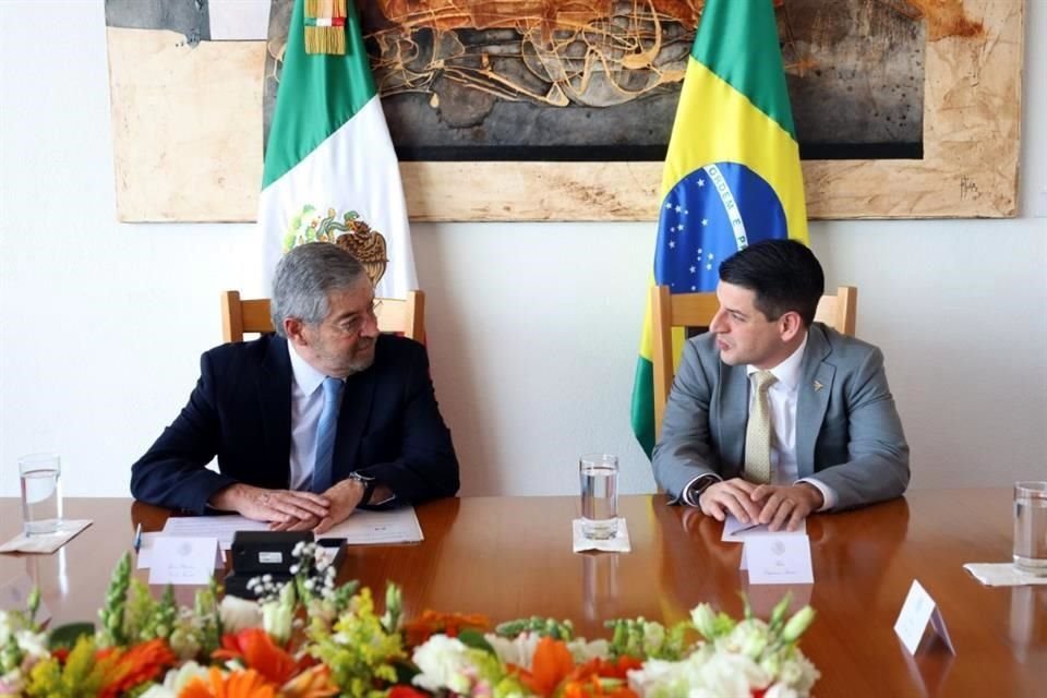 El Canciller Juan Ramón de la Fuente con Fabio Caparica, vicepresidente de Contratos de Defensa y Seguridad de Embraer.