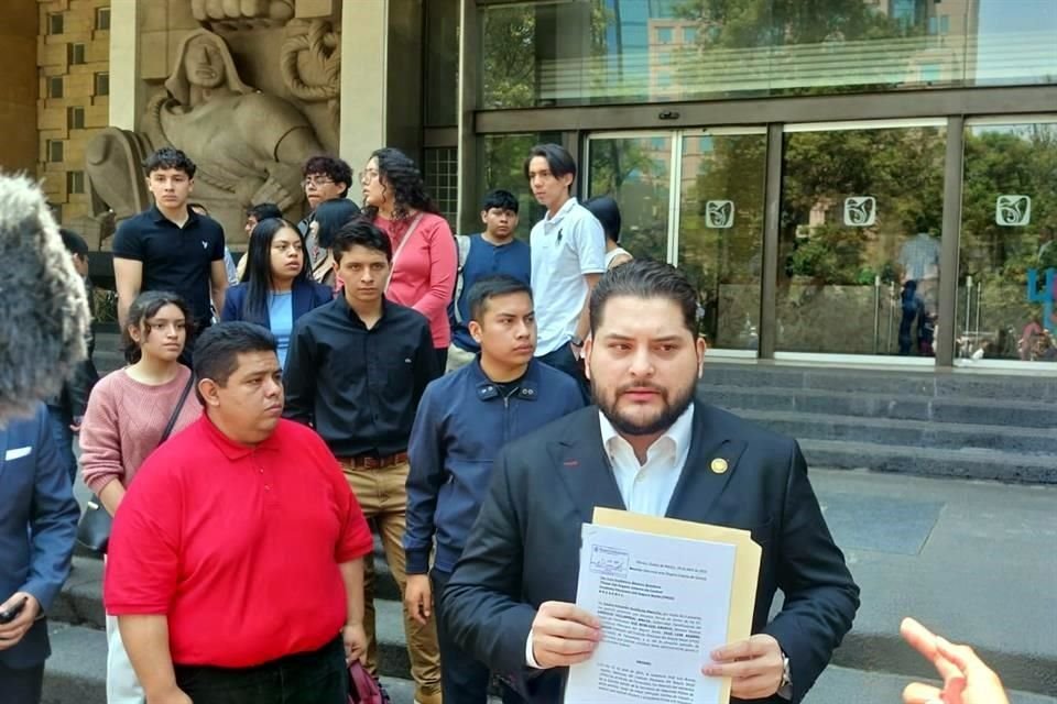 Diputado priista acudió a presentar una denuncia ante el Órgano Interno de Control del IMSS.